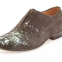 Rumah mode mewah asal Prancis, Maison Margiela baru saja merilis sepatu oxford yang tampak seperti terciprat cat. Harga untuk sepatu rusak ini tak main-main, USD 800 atau Rp 10 jutaan. Foto: Ist.