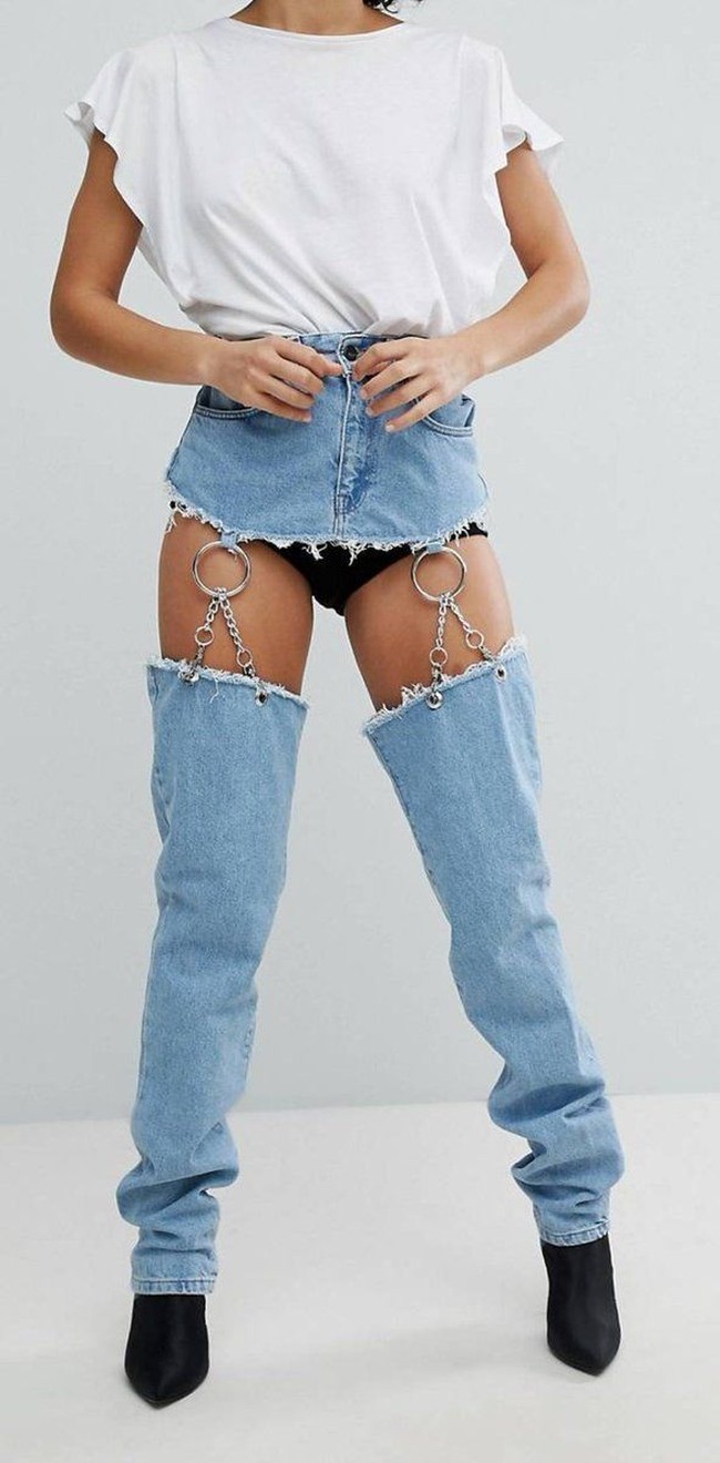 Asos merilis celana jeans aneh bernama Ragged Priest. Sesuai dengan namanya, produk tersebut terlihat seperti jeans rusak dan compang-camping, namun dijual dengan harga $142 atau Rp 1,9 jutaan. Foto: Ist.