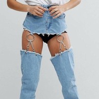 Asos merilis celana jeans aneh bernama Ragged Priest. Sesuai dengan namanya, produk tersebut terlihat seperti jeans rusak dan compang-camping, namun dijual dengan harga $142 atau Rp 1,9 jutaan. Foto: Ist.