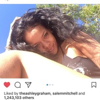 Netizen juga terpaku bentuk guratan-guratan di bagian paha yang diduga sebagai stretch mark Rihanna. Aku melihat garis-garis bulu harimau Rih, tulis akun bernama @_reyonce. Tapi Rihanna mengklarifikasi itu bukan stretch mark. Aku punya stretch mark, tapi itu sinar matahari, tulis pelantun Kiss It Better. (Foto: Instagram/Rihanna)