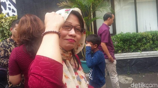 Foto: Susi Ferawati Tunjukkan Gelang yang Disebut #GelangKode