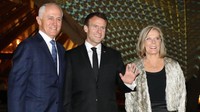 Saat Presiden Prancis Sebut Istri PM Australia Delicious Wife. Presiden Prancis Emmanuel Macron bertemu dengan Perdana Menteri (PM) Australia Malcolm Turnbull pada 2 Mei lalu. Pertemuan keduanya disoroti karena Macron salah ucap soal istri Turnbull.Dilansir BBC, Kamis (3/5/2018), saat berpidato, Macron berterima kasih kepada istri Turnbull dengan menyebutnya delicious wife atau istri yang enak. Ucapan itu membuat warga Australia terheran dan viral di media sosial.Foto: dok. AFP
