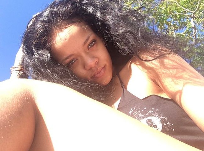 Rihanna menyambut liburan musim panas dengan mengunggah tiga foto dirinya berppse dalam balutan bikini. When u can’t wait for summer, tulis Rihanna kepada 62 juta pengikutnya, Rabu (2/4/2018). (Foto: Instagram/Rihanna)