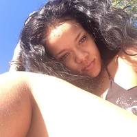 Rihanna menyambut liburan musim panas dengan mengunggah tiga foto dirinya berppse dalam balutan bikini. When u can’t wait for summer, tulis Rihanna kepada 62 juta pengikutnya, Rabu (2/4/2018). (Foto: Instagram/Rihanna)