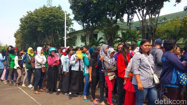 Antre Tiket Persebaya, Banyak Pelajar Terciduk Bolos Sekolah