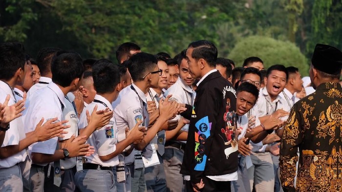 Presiden Jokowi menerima perwakilan OSIS SMA berprestasi se-Indonesia di Istana Bogor, Jawa Barat.