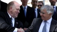 Wakil Direktur Imigrasi dan Bea Cukai AS Thomas Homan bersalaman dengan Duta Besar Irak untuk Amerika Serikat Fareed Yasseen setelah menandatangani perjanjian yang mengembalikan artefak kuno ke Irak, Rabu (2/5). Win McNamee/Getty Images.
