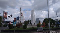 Bangunan bersejarah ini bernama Tugu Proklamasi. Tugu berbentuk pensil berlokasi di perempatan lampu merah Jalan Siliwangi-Kartini, Kota Cirebon, Jawa Barat, itu memiliki keterkaitan sejarah kemerdekaan Indonesia. Dahulu naskah proklamasi sempat dibacakan di lokasi tugu ini berdiri. (Foto: Sudirman Wamad/detikcom).