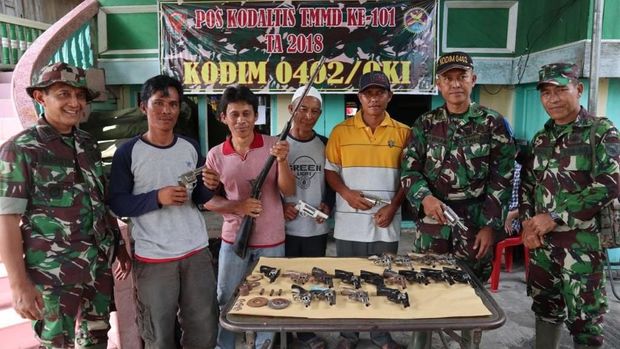 Warga Sumsel Ramai-ramai Serahkan Senpi Rakitan ke TNI