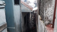 Petugas pemadam mengalami kesulitan saat proses pemadaman api. Lokasinya padat penduduk. Struktur bangunan merapat dan terhubung satu sama lainnya sehingga menyulitkan mobil masuk. Untuk ke titik area, kita menyambung selang hingga ke titik api. Kita kerahkan 24 unit pancar, ujar Kepala Dinas Kebakaran dan Penanggulangan Bencana (DKPB) Kota Bandung Ferdi Ligaswara. (Foto: Dony Indra Ramadhan/detikcom).