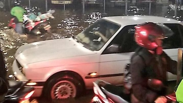Sejumlah Area di Jaksel Banjir, Ketinggian Air hingga 1,2 Meter
