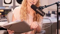 Shakira merupakan penyanyi Kolombia yang karirnya di puncak popularitas. Meski tampak sempurna, namun ia memiliki penyakit yang telah didiagnosis selama bertahun-tahun yang sekarang disebut toxoplasmosis. Itu adalah infeksi yang disebabkan oleh parasit yang telah dihubungkan dengan kucing atau daging mentah. Gejalanya flu dan kelenjar getah bening yang membengkak. Foto: Instagram @shakira