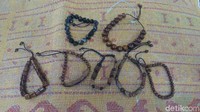 Salah seorang pedagang Toko Umi Haikal di Blok C bernama Aby bercerita soal gelang kokka ini. Menurut dia, cukup banyak orang yang membeli gelang ini sebagai oleh-oleh setelah menunaikan ibadah haji atau umrah. Aby menjelaskan di tokonya ada 7 macam gelang kokka yang dia jual. 