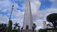 Sejarawan Cirebon Jajat Sudrajat mengatakan dua hari sebelum Presiden Soekarno dan Wakil Presiden M. Hatta membacakan naskah proklamasi di Jalan Pegangsaan Timur 56, Jakarta Pusat, pada 17 Agustus 1945, naskah proklamasi sudah lebih awal pernah dibacakan di Cirebon, tepatnya di Tugu Proklamasi berdiri. Tugu itu tanda bahwa pernah dibacakan teks proklamasi, memang memiliki sejarah. Tanggal 15 Agustus 1945, naskah proklamasi sempat dibacakan oleh pejuangan Indonesia di situ, siapa saja yang membaca saya tidak tahu persis. Soedarsono yang memimpin, kata Jajat via telepon. (Foto: Sudirman Wamad/detikcom)
