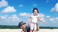Roberto Firmino, ternyata juga family man yang suka bepergian dengan istri dan anaknya lho. Paling suka mereka ke pantai (roberto_firmino/Instagram)