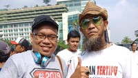 Setelah menyoroti soal #GelangKode, akun Mustofa juga mendapatkan beberapa balasan yang berisi gambar dirinya tengah mengenakan gelang. Ada yang menyama-nyamakan gelang yang dipakai Mustofa sama dengan gelang Susi Ferawati. Mustofa membantah menggunakan gelang cokelat kayu seperti yang dipakai Susi Ferawati ataupun warga lain. Dia mengaku mengenakan gelang karet #2019GantiPresiden.
