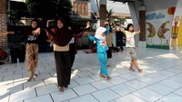 Bahkan terdapat sanggar seni berupa tari-tarian daerah yang khas.