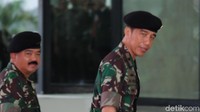 Ada yang berbeda di kehadiran Jokowi ke Mabes TNI kali ini. Jokowi mengenakan pakaian PDL loreng ala TNI. Jokowi disambut oleh Panglima TNI Marsekal Hadi Tjahjanto.