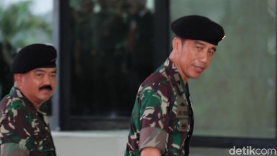 Foto: Jokowi Berbaju Loreng dan Berbaret