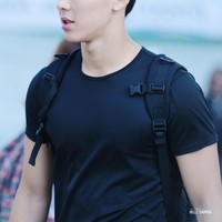 Shownu MONSTA X hobi berenang sejak kecil. Tak heran jika pria 25 tahun tersebut punya dada yang bidang. Fitur seksi Shownu itu pun menarik atensi para penggemar saat ia menari di video musik All In. (Foto: Istimewa)