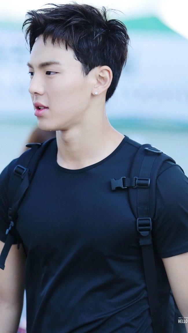 Shownu MONSTA X hobi berenang sejak kecil. Tak heran jika pria 25 tahun tersebut punya dada yang bidang. Fitur seksi Shownu itu pun menarik atensi para penggemar saat ia menari di video musik All In. (Foto: Istimewa)