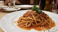 Unggahan foto makanan ini terlihat sangat menggiurkan. Sepiring pasta dengan lumuran saus bolognese terlihat sedap! Foto: Instagram @lukmansrd