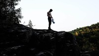 Saat foto-foto di suatu tempat, tak jarang Tom Holland memamerkan otot-ototnya (tomholland2013/Instagram) 