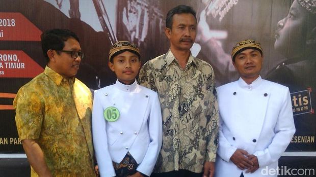 Dalang cilik, Gandhang Gondo, usai menerima penghargaan/