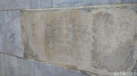 Di Tugu Proklamasi ini tercatat pula keterangan mengenai pembangunan pertama kalinya. Peletakan batu pertama tugu tersebut pada 17 Agustus 1946. Tercatat bahwa yang meletakan batu pertama ialah presiden dan dibantu dewan perjuangan daerah Cirebon. Penulisan keterangannya itu menggunakan ejaan lama bahasa Indonesia. (Foto: Sudirman Wamad/detikcom).