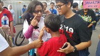 Gelang yang dimaksud dipakai Fera di tangan kanan. Gelang itu berbentuk biji-bijian.(Foto: Screenshot YouTube Jakarta Nicus)