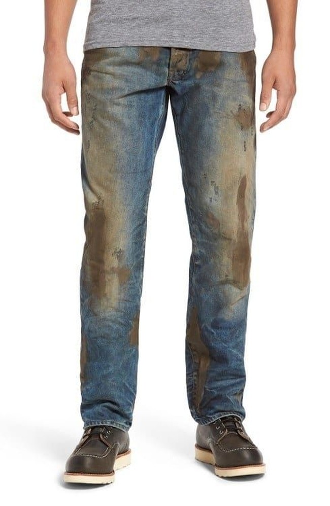 Selain sneakers, ada juga celana jeans dari Nordstorm yang lebih mirip baju bekas tapi dijual dengan harga fantastis. Celana yang terlihat seperti habis terkena cipratan lumpur atau berguling di taman becek. ini dijual 351 pounds atau Rp 6,8 juta. Foto: Ist.