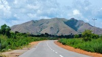 Pulau Moa di Maluku Barat Daya yang memiliki luas wilayah 958,68 km2 yang terdiri dari 8 Desa dengan jumlah penduduk sebanyak 7.257 jiwa memiliki jalan nasional sepanjang 27,95 km yang menghubungkan Tiakur dan Weet. Kondisi jalan 90% sudah baik. Kegiatan rekonstruksi tahun ini sepanjang tahun ini sepanjang 6 km akan selesai tepat waktu. Istimewa/Kementerian PUPR.
