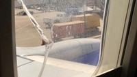 Kaca Jendela Retak, Southwest Airlines Mendarat Darurat di AS.  Sebuah pesawat maskapai Amerika Serikat (AS), Southwest Airlines, tujuan New Jersey terpaksa mendarat darurat di Cleveland. Penyebabnya, ada salah satu kaca jendela pesawat yang retak saat di udara. Foto: REUTERS/Social Media