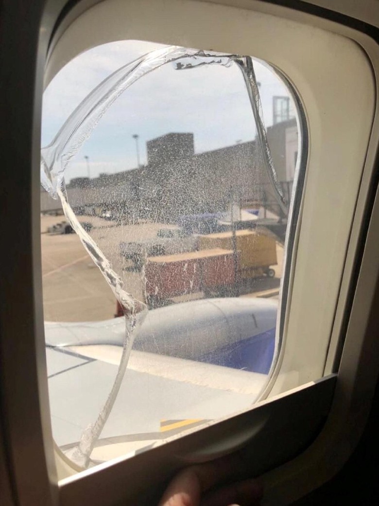 Kaca Jendela Retak, Southwest Airlines Mendarat Darurat di AS Kaca Jendela Retak, Southwest Airlines Mendarat Darurat di AS