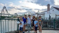 Beginilah kebersamaan Tamara dan keluarganya saat berkunjung ke Universal Studio Japan. Kompak banget! (tamarableszynskiofficial/ Instagram)