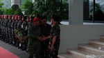 Foto: Jokowi Berbaju Loreng dan Berbaret