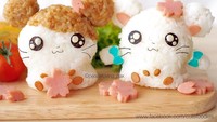 Gemas banget! Nasi kepalnya dibuat dengan bentuk karakter Hamtaro dan Bijou yang menggemaskan. Kalau si kecil dibawakan bekal nasi seperti ini pasti lahap nih. Foto: Instagram peaceloving_pax
