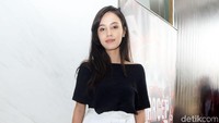 Ia sangat cantik saat memakai pakaian black and white. Foto: Pool/Noel/detikHOT