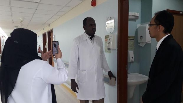 Tim Yanlin KJRI Jeddah berbincang dengan pihak RS yang merawat Karimah