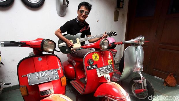 Denny Chasmala dan koleksi motor skuter jadulnya