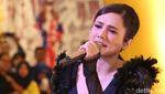 Mulan Jameela Serba Hitam di Atas Panggung