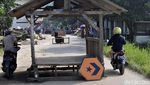 Foto: Pos Ronda dan TV Blokade Jalan Bopeng di Sukabumi