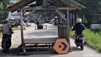 Warga belasan kampung di Desa Bojong Induk, Kesamatan Cikembar, Kabupaten Sukabumi, Jabar, memasang aneka benda di tengah jalan, salah satunya pos ronda. Aksi tersebut merupakan sikap protes lantaran jalan rusak tak diperbaiki. (Foto: Syahdan Alamsyah/detikcom).