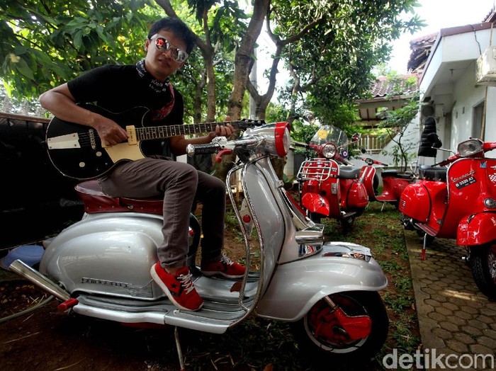 denny chasmala dan koleksi skuter tua Musisi Denny Chasmala jatuh cinta pada skuter tua. Ketertarikan kepada Vespa karena unik dan sangat kuat. Yuk, intip koleksi skuternya.