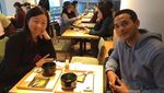 Ini Pose Seru Oka Antara Ketika Menikmati Makanan Bareng Keluarga