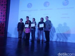 FIB UI Beri Anugerah untuk 3 Tokoh Perawat Budaya dan Tradisi