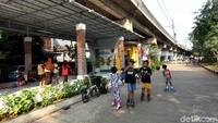 Sejumlah anak bermain di ruang publik terpadu ramah anak (RPTRA) yang berada dibawah Kolong Rel Kereta Api Sawah Besar, Jakarta Barat, Kamis (3/5/2018).