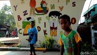Sebelumnya lokasi kolong rel kereta ini merupakan tempat parkir motor dan sampah.