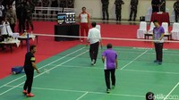 Kejar-kejaran poin berlangsung hingga skor akhir 25-25 untuk kedua tim. Jokowi pun langsung angkat raket tidak melanjutkan pertandingan. Jokowi digantikan oleh Menko Polhukam Wiranto. Tim Sultan Bolkiah berhasil mengalahkan tim Wiranto 21-16. (Foto: Andhika Prasetia/detikcom)