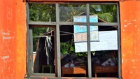 Para siswa terpaksa melaksanakan USBN di dalam tenda darurat meski panas dan berdebu, karena tiga ruang kelas mereka roboh serta tiga kelas tidak bisa digunakan akibat pergerakan tanah. ANTARA FOTO/Adeng Bustomi.